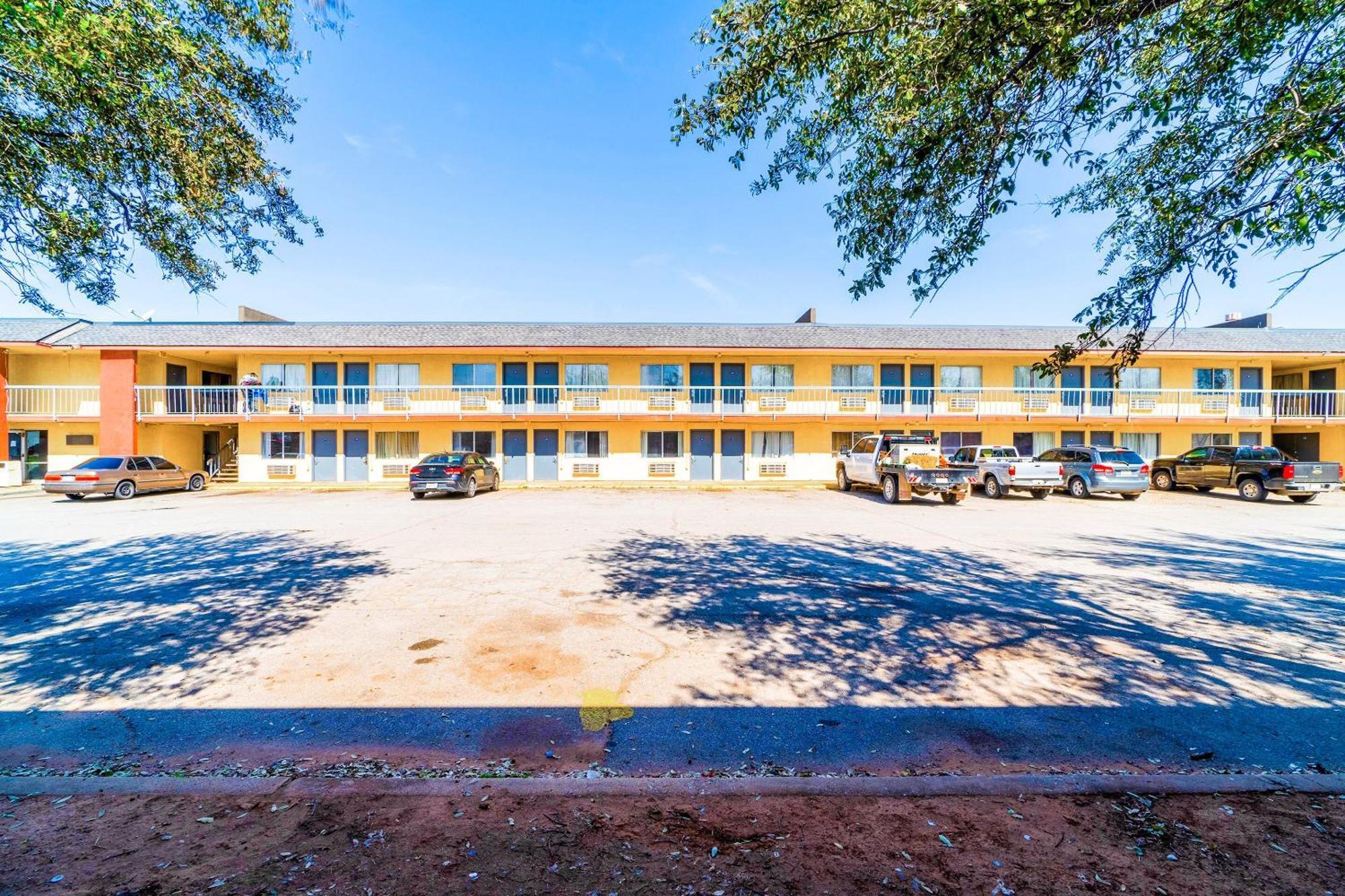 Castle Inn & Suites By Oyo Chickasha Exteriér fotografie
