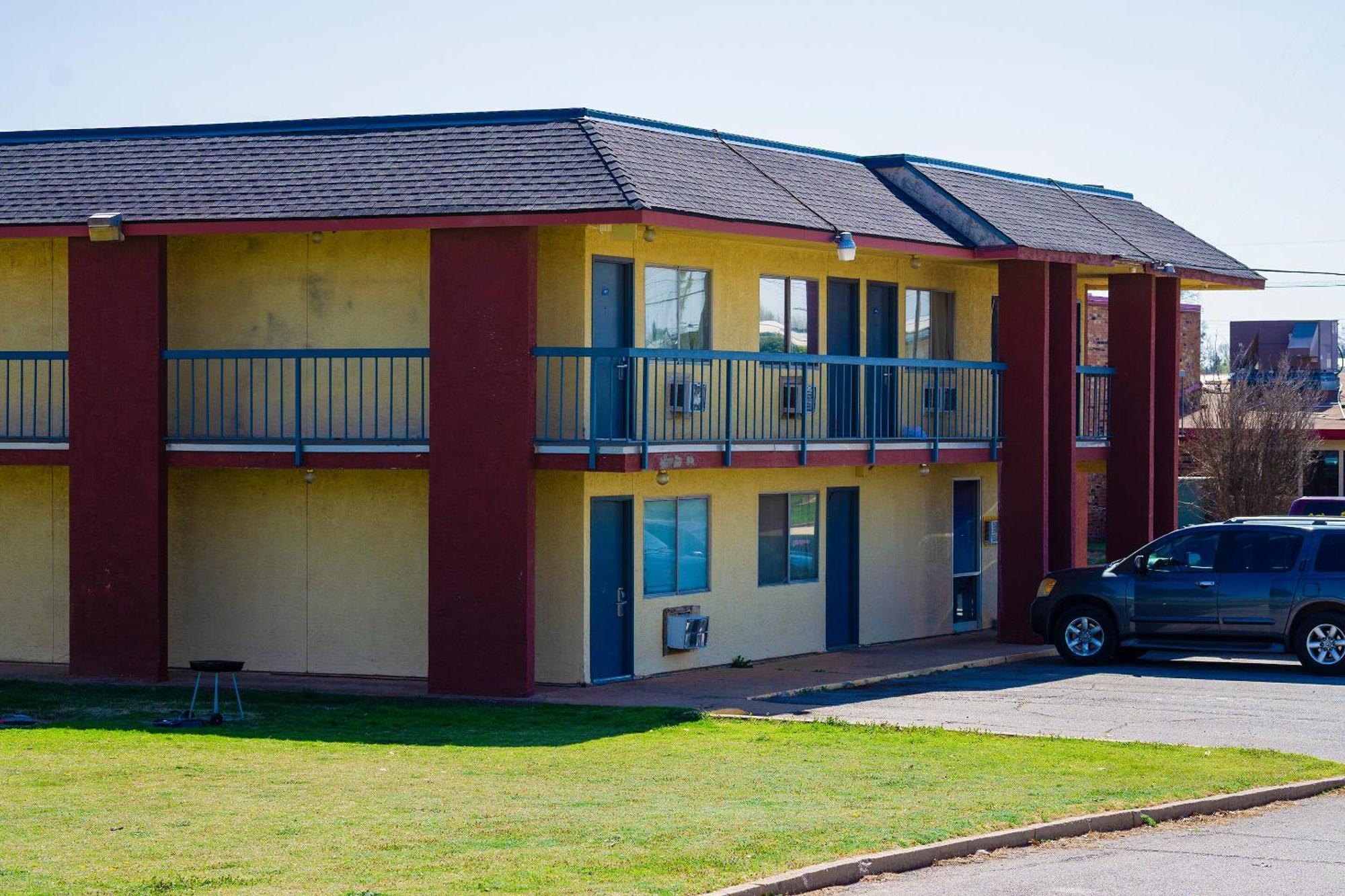 Castle Inn & Suites By Oyo Chickasha Exteriér fotografie