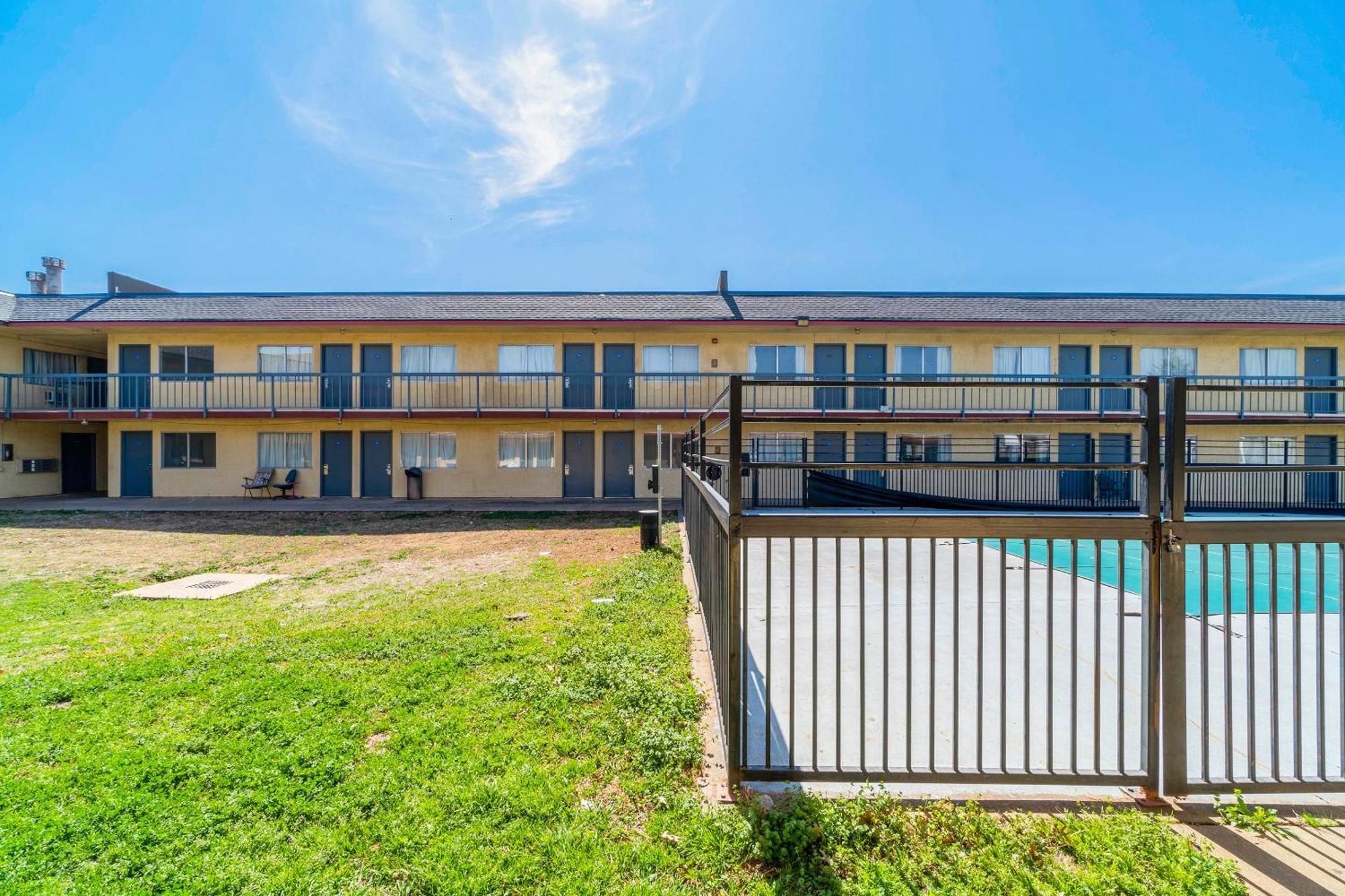 Castle Inn & Suites By Oyo Chickasha Exteriér fotografie