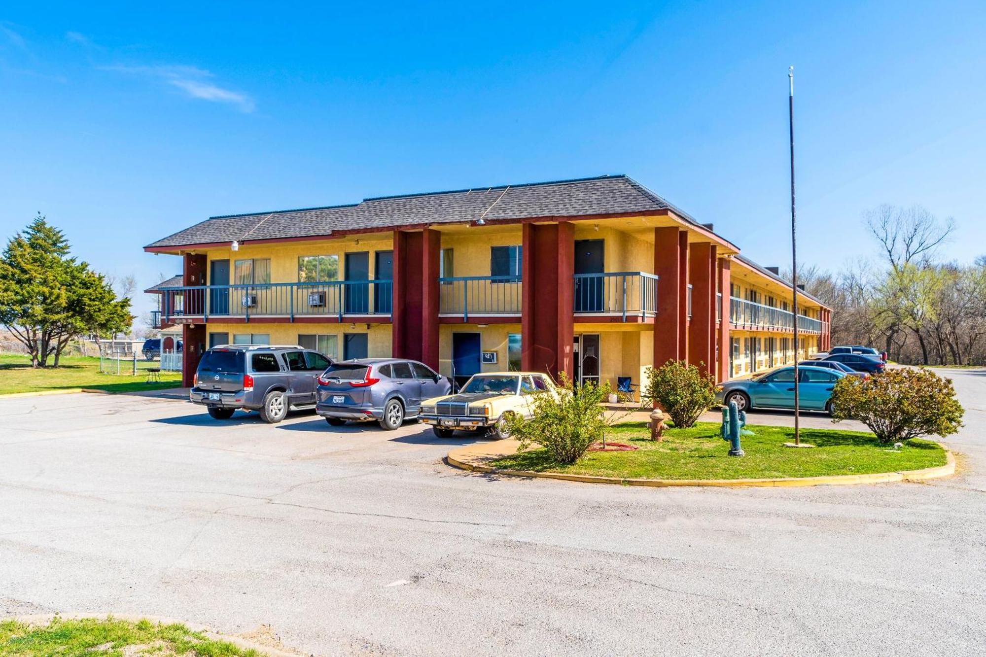 Castle Inn & Suites By Oyo Chickasha Exteriér fotografie