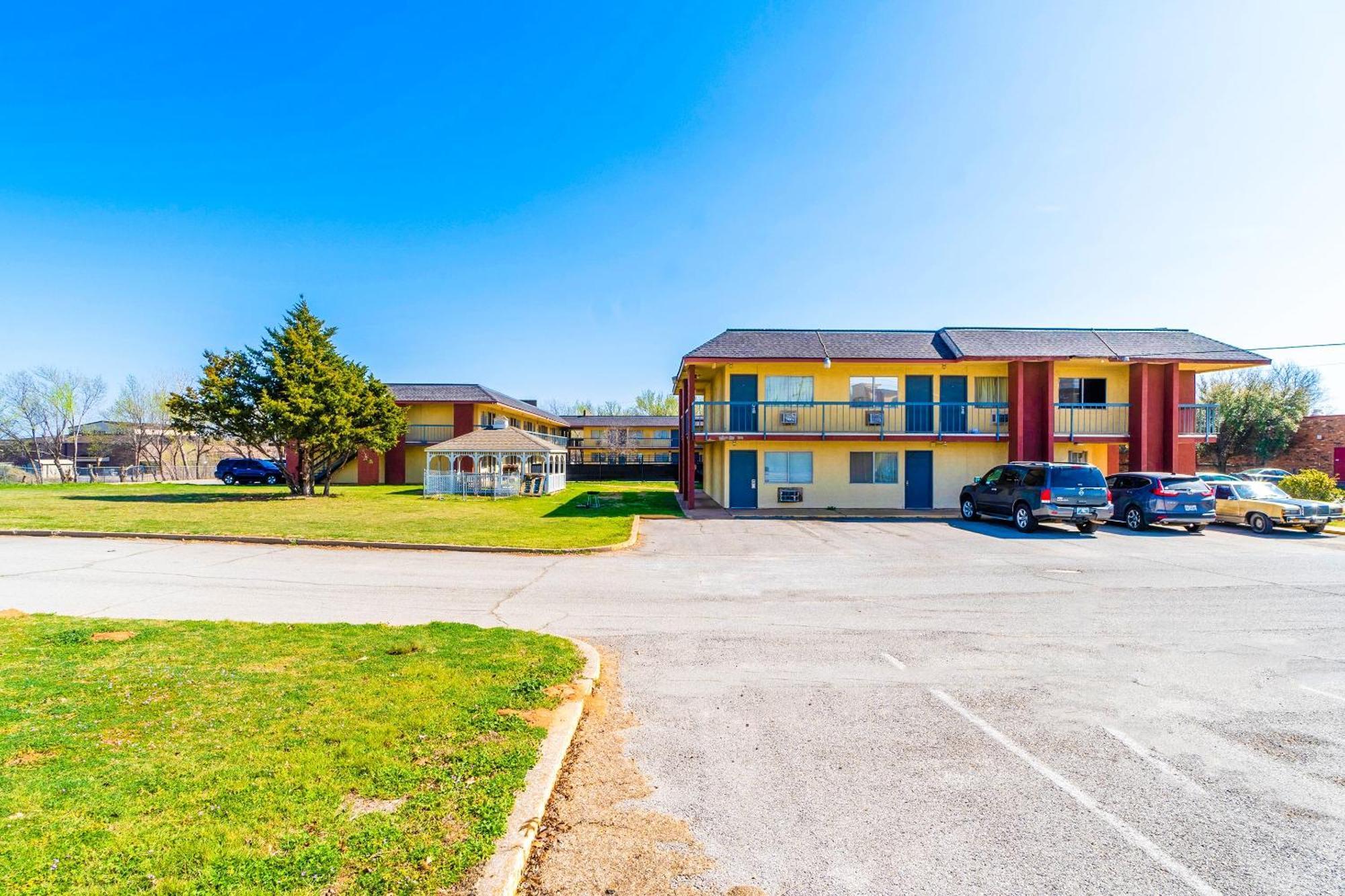 Castle Inn & Suites By Oyo Chickasha Exteriér fotografie